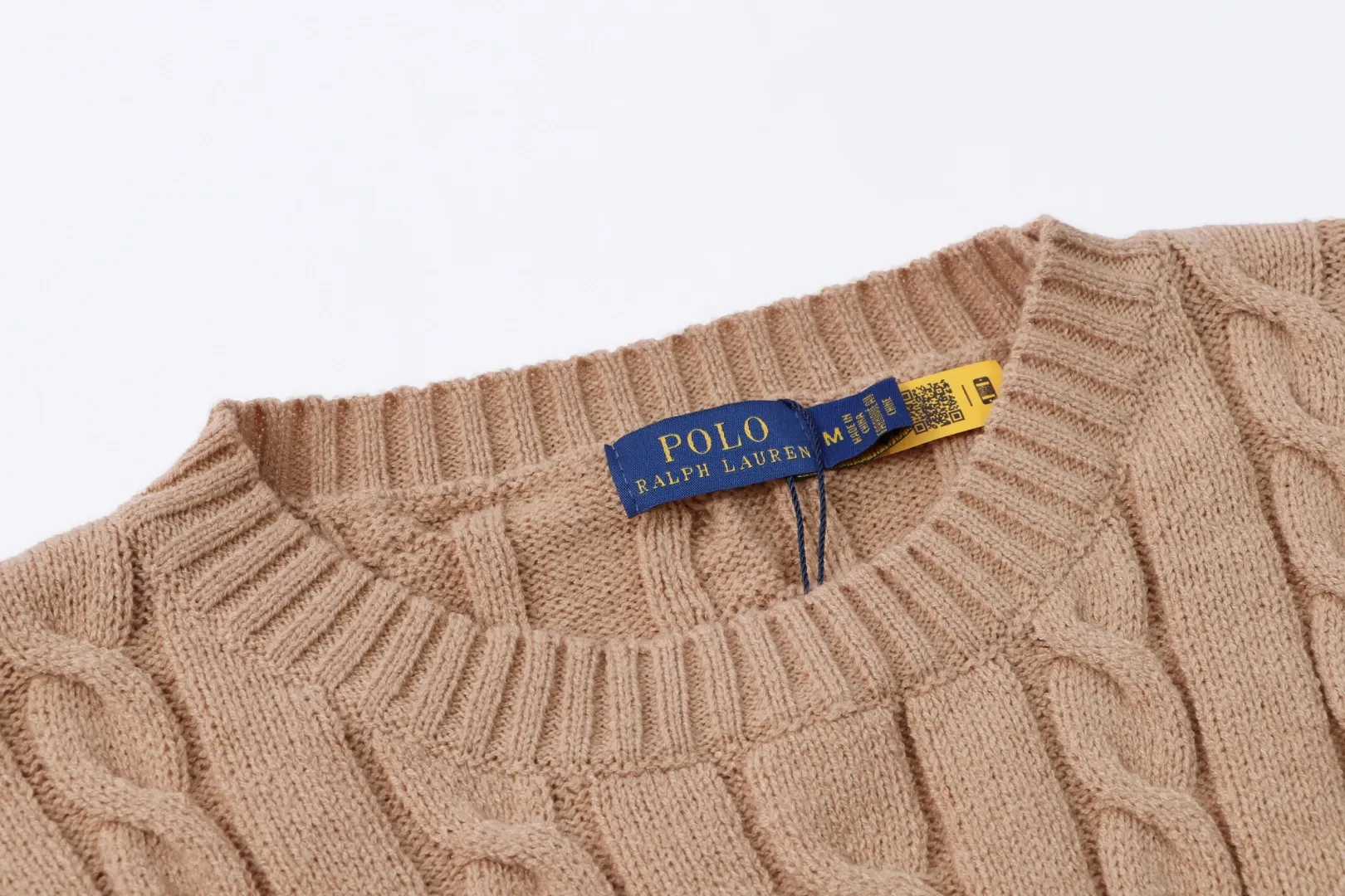 P210 [Ralph Lauren round neck solid color pony embroidery logo twist knitted sweater] ✅Ralph Lauren classic basic versatile knitted pullover crew neck sweater for men and women ✅Main supplier platform live broadcast Wholesale entity Replenish when out of stock will not be removed from the shelves ✅ZP quality 1:1 pattern making Scan the code to enter the GF website Counter quality ✅Detailed quality is the only one in Guangzhou Imported quality cotton yarn Focus on high-end cost-effective Good quality Needless to say ✅The version is restored to the original version. The maximum size can be worn up to 1105 pounds. Loose, comfortable and stress-free. ✅The upper body is simple and easy to match. A must-have for ootd. Good-looking clothes are never picky. A must-have in couples’ wardrobes. Size: S-XL. Color: black, white, gray, royal blue, pink, sky blue, khaki.